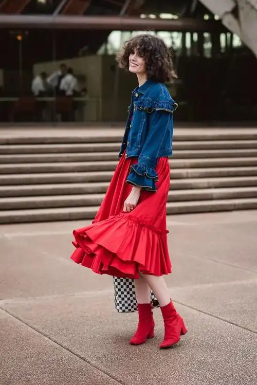 红色单品和蓝色单品怎么搭配好看 经典的红蓝cp色今年流行这么搭配