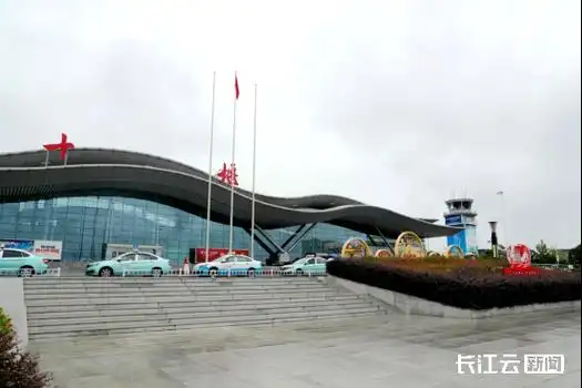 (于9月20日拍摄)同样,在武当山机场,高铁十堰东站,醒目位置都布置了