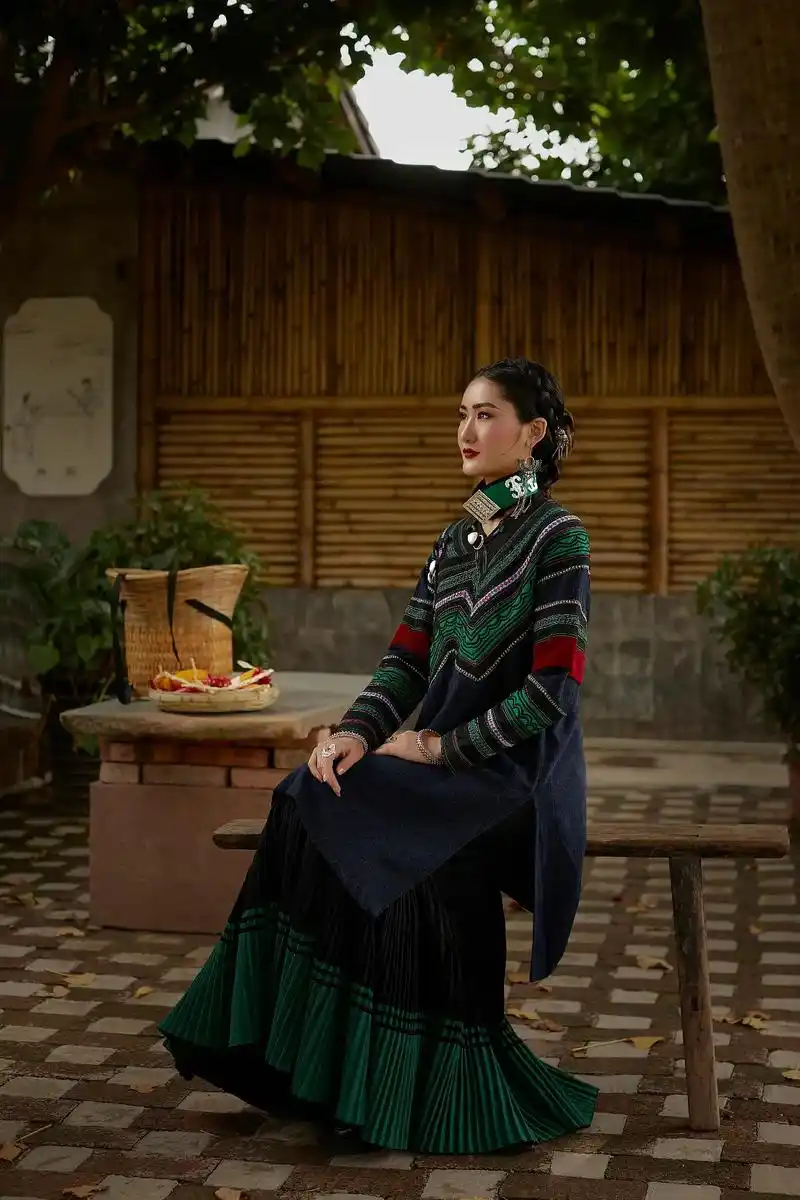 艺术照个人写真 #少数民族服饰 #遇见美丽大凉山  - 抖音