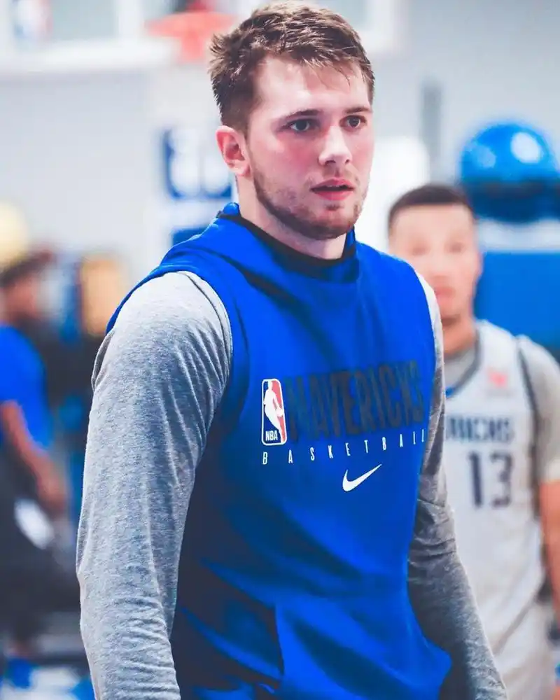 安东尼申请加好友东契奇爱上穿帽衫打球戴上帽子会有加成