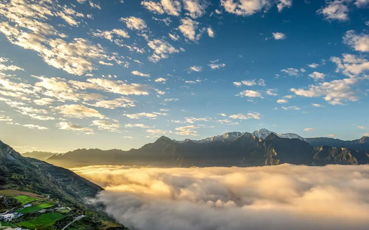 巍峨云海山川高清桌面壁纸