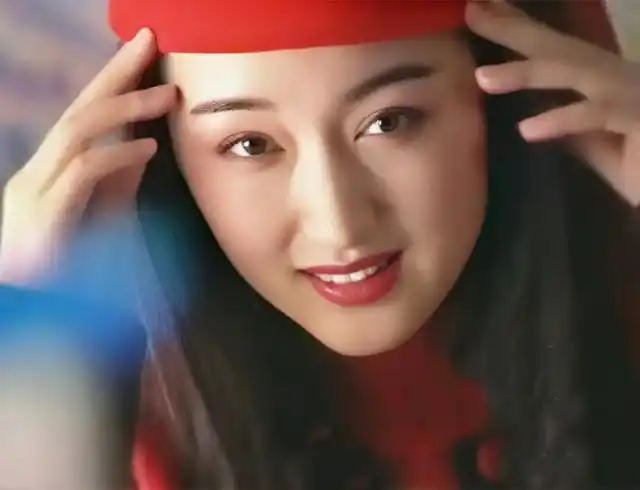 原创杨钰莹25年前一组青涩旧照嫩得像个瓷娃娃