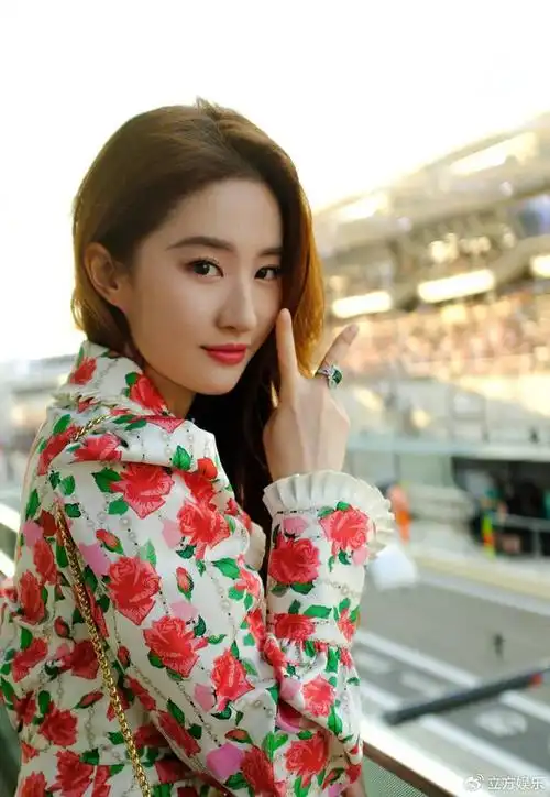 刘亦菲观赛f1嘟嘴卖萌好可爱 穿碎花上衣俏丽多姿__财经头条