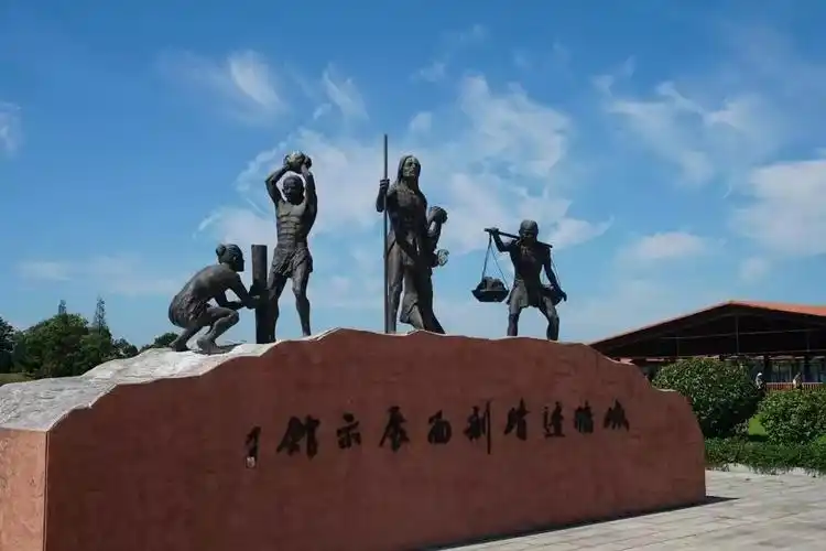 旅游文化 正文以城头山遗址为轴心 向南,向西延伸两条入园道路 遗址