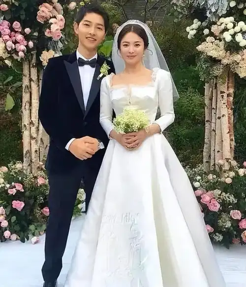 众所周知,宋仲基和宋慧乔有过短暂的婚姻.