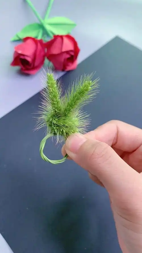 长度一样的狗尾巴草打个结,给喜欢的人做小兔子戒指,太可爱了-度小视