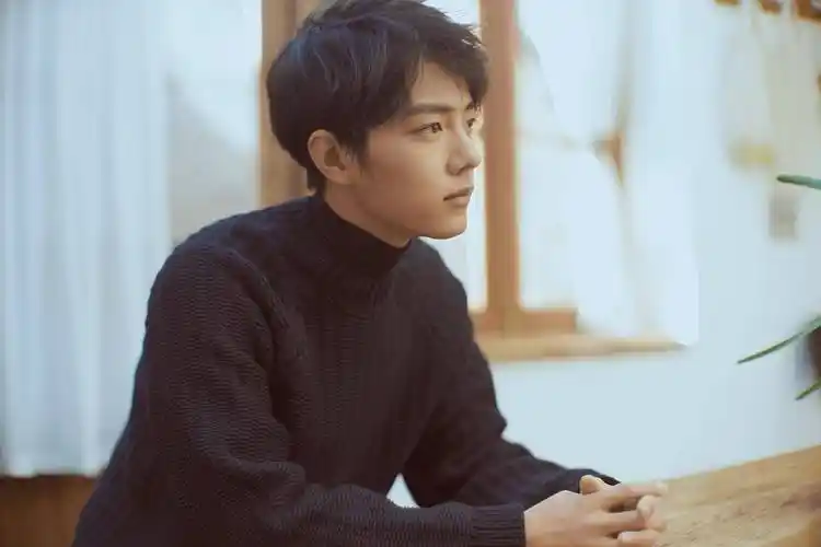 原创肖战工作之余最爱健身与阅读自律生活与腹有诗书令人钦佩