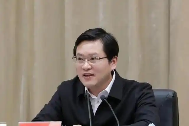 路桥区委副书记,代区长潘军明,副区长项小平参加会议.