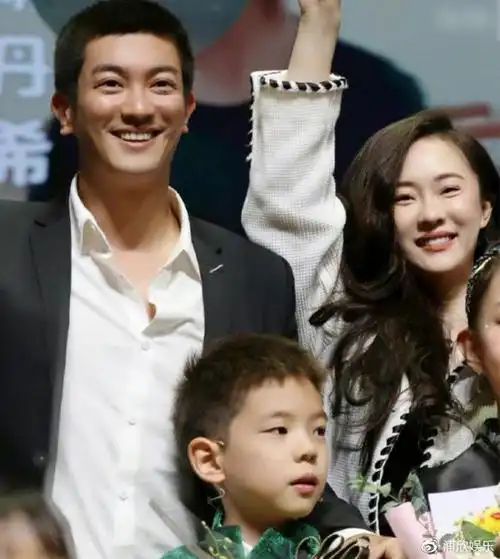 嗯哼参演音乐剧,杜江霍思燕都到场支持,我却被他的身高给吸引住