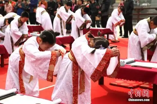 西安儿童著汉服行汉礼体验传统文化(图)