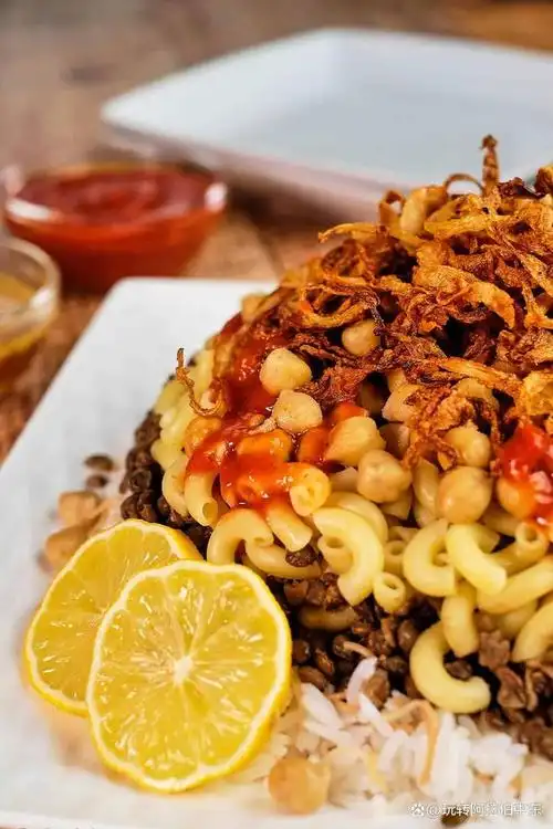 库粆里是埃及最受欢迎的菜肴之一,是一种美味的素食组合,由鹰嘴豆