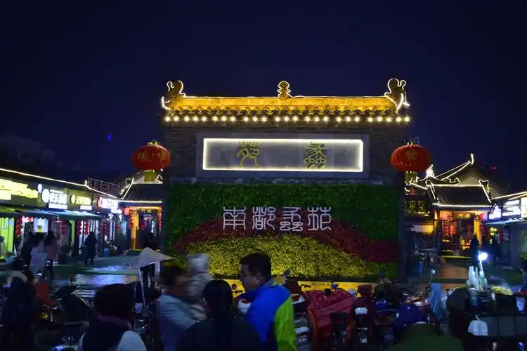 南阳府衙小吃一条街夜市媲美开封鼓楼夜市