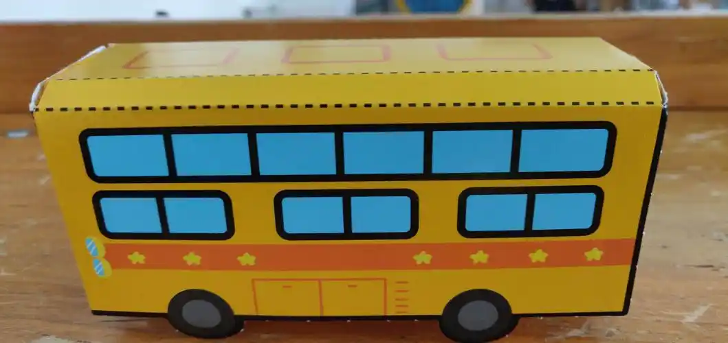 快乐手工活动《公交车》