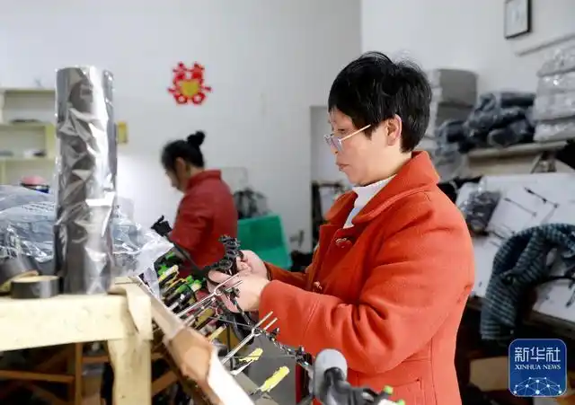 3月14日,四川省华蓥市明月镇汽车配件"微车间"里,女工在缠绕汽车