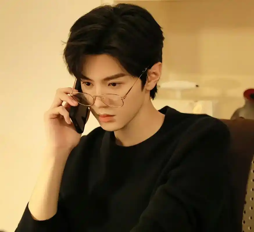 一眼沦陷啊#陈哲远 金丝眼镜太杀了 段老狗妥妥的"斯文败类" - 抖音