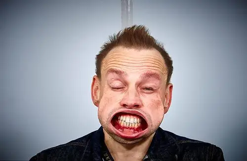 英民众强风摄影棚体验面部扭曲刺激组图