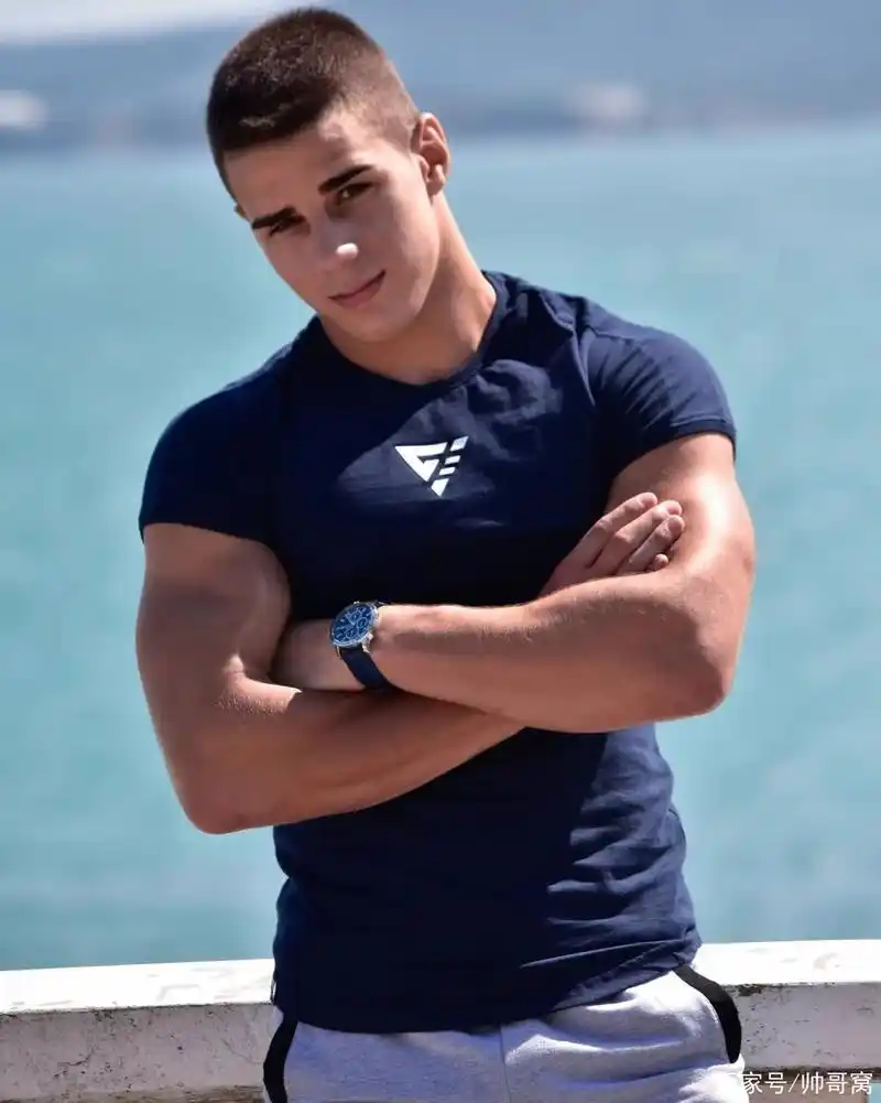 浓眉大眼太好看了!来自保加利亚的健身小伙,健壮的有点过头了!