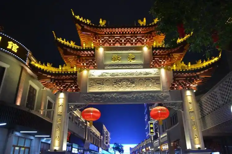 小伙伴们,猜猜这是哪里的步行街夜景?