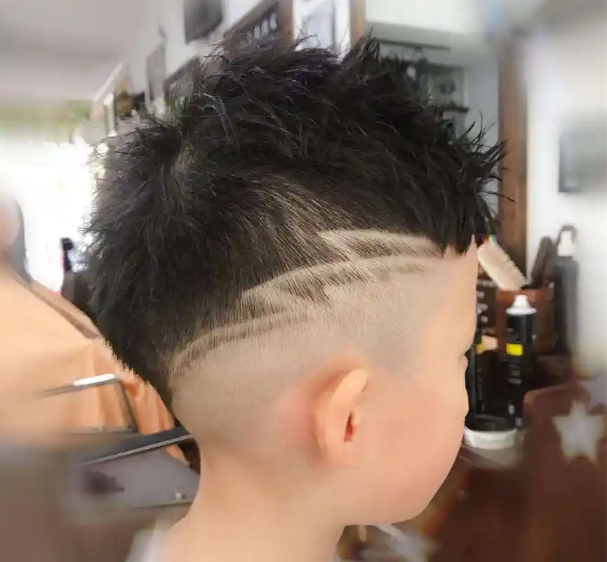 现在很多儿童理发店都是精心装修,理发的椅子是精美的汽车,还可以看