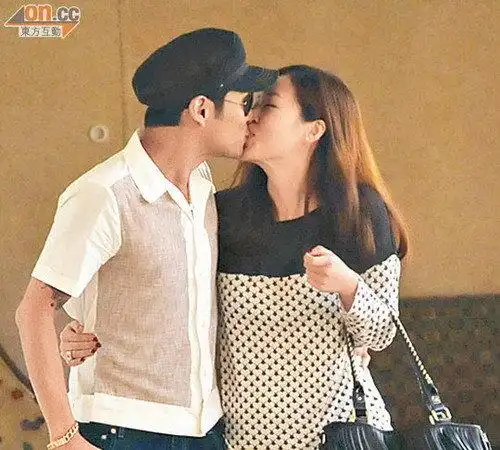 杜德伟牵女友看婚礼现场 情到浓时恩爱接吻