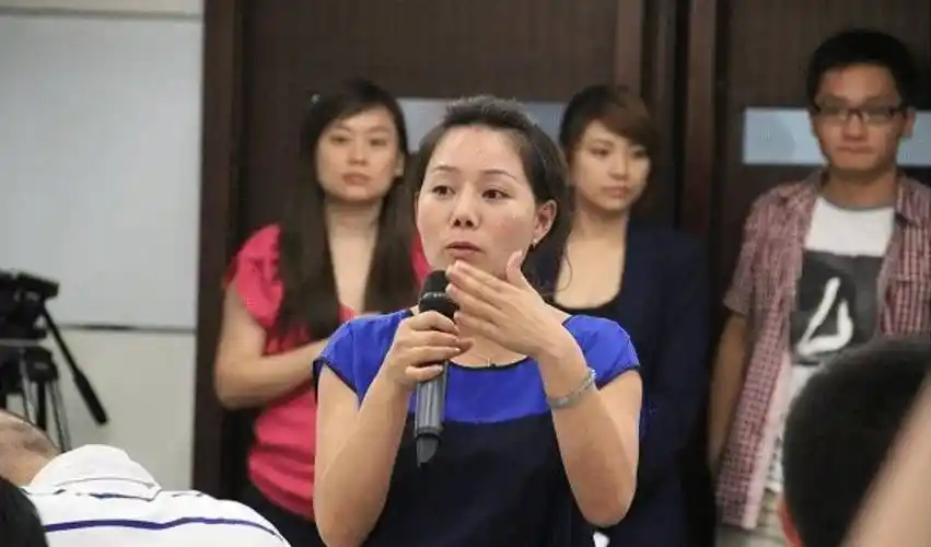 小学学历,17岁进海底捞,40岁身价已超30亿_杨丽娟_张勇_李白