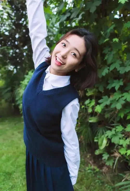 王玥婷 四川成都的藏族妹子 98年出生 舞蹈功底很棒哦 特别爱笑