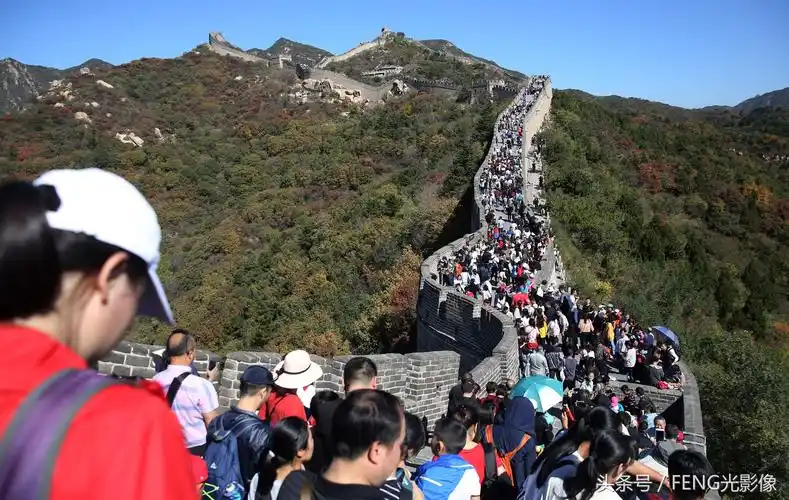 八达岭长城上游人"蠕动"前行,有人花高价"避堵":1分钟100元