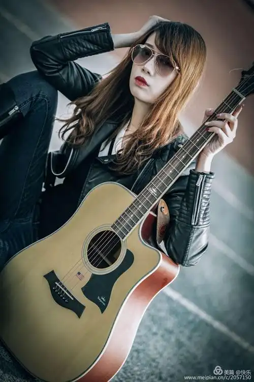 弹吉他的女孩
