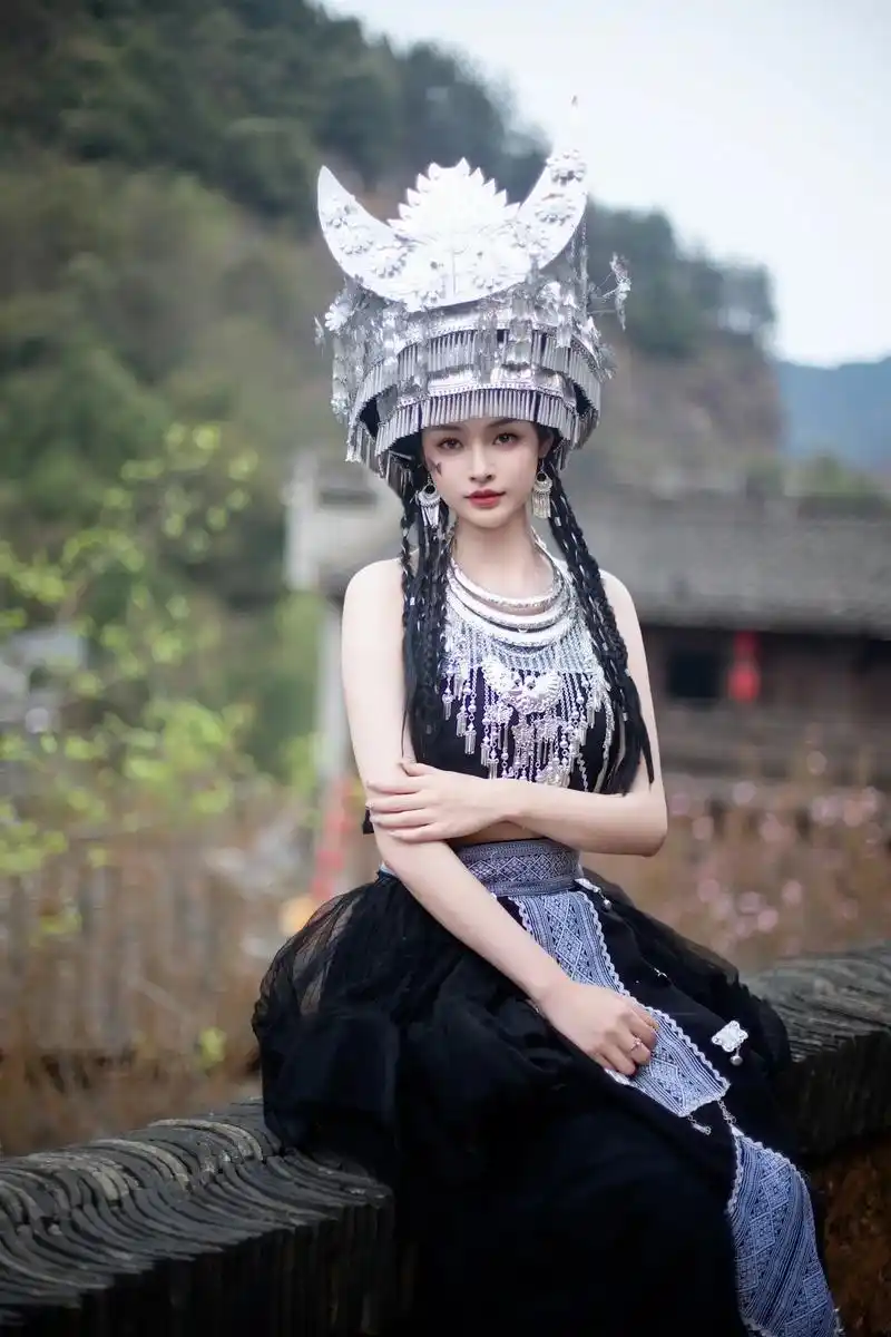 总要穿一次苗族服饰吧 今天是苗家姑娘 - 抖音