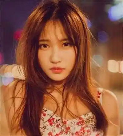 轻薄式的齐刘海,这也是2022年直发发型中最流行中的一款,头发整齐又显