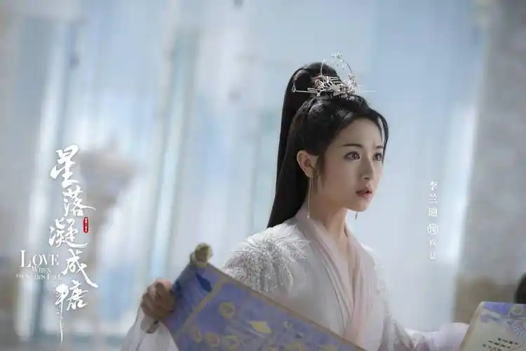 李兰迪毕业于中央戏剧学院,与易烊千玺,罗一舟,胡先煦均是同学.