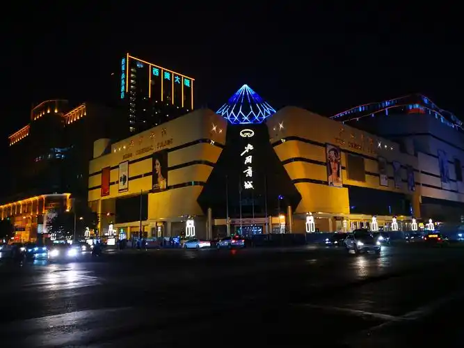 我们下榻石家庄市中心华庭时尚酒店,酒店对面该城市高大上的北国商城.