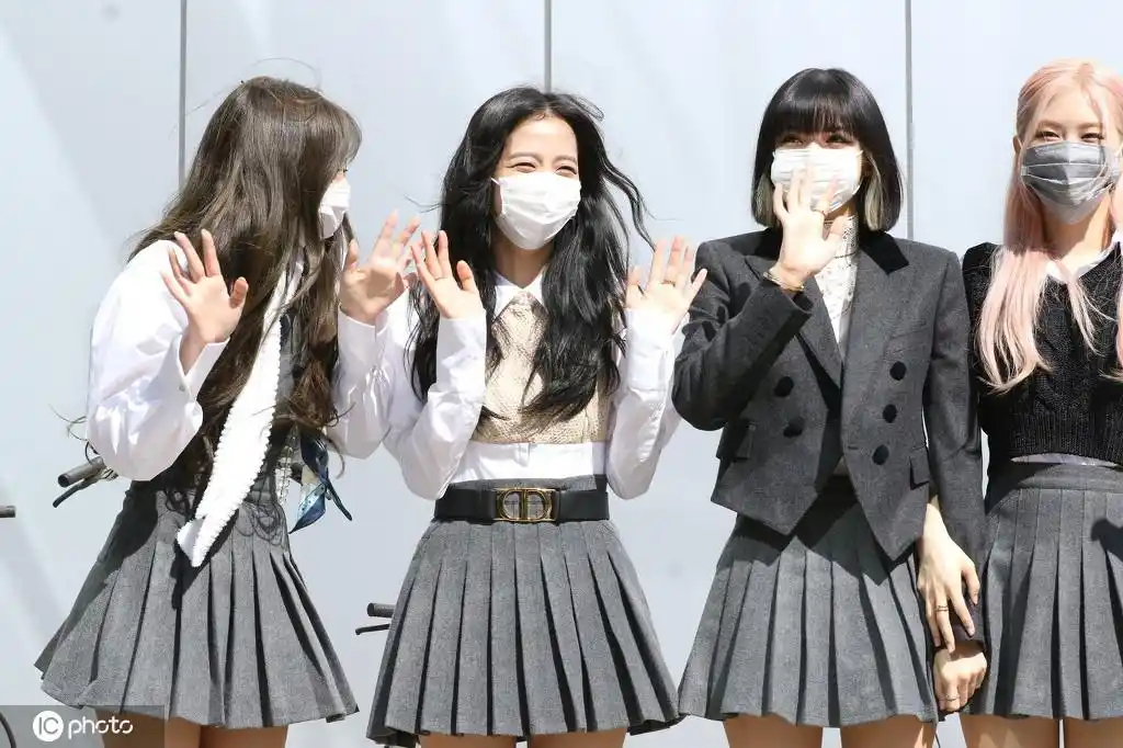 blackpink近期因不戴手套接触大熊猫事件被调查