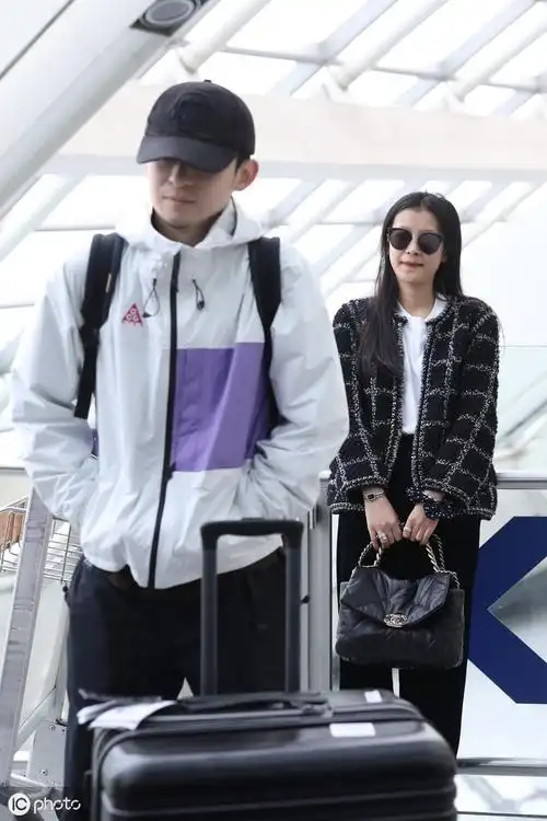 90后夫妻孙怡,董子健现身机场,黑白配超幸福,一看就嫁给了爱情