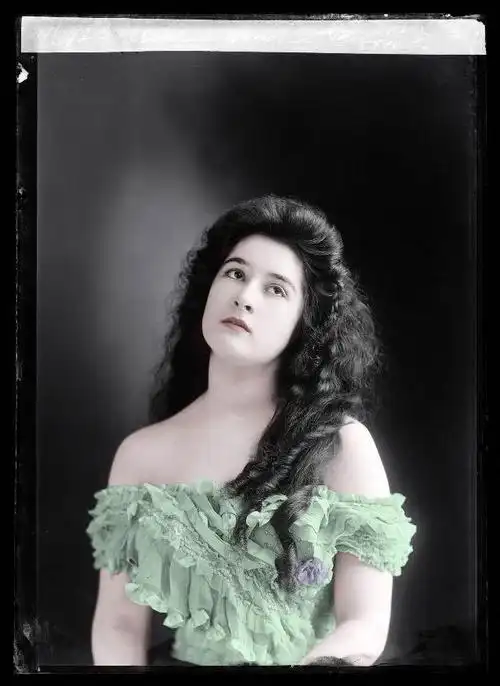 20世纪初美国女性罕见彩照曝光颜值颇高的美女都爱露出香肩膀
