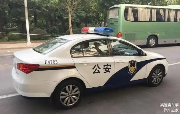 北京街头一辆迈腾走红车身喷警车漆交警看到不淡定了