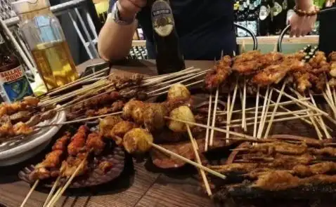 吃烧烤能喝啤酒吗吃烧烤喝啤酒好吗