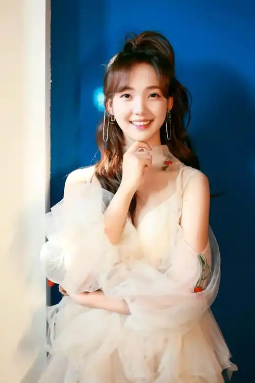 吕小雨人美笑甜00后演技派小花