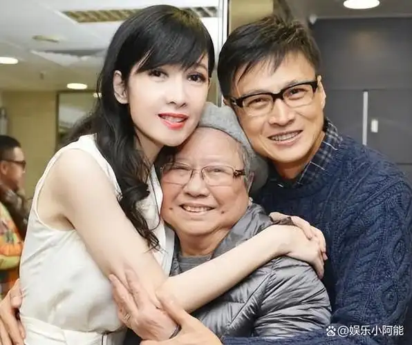 周慧敏和老公出席晚宴,60岁倪震秃头苍老,变成沧桑油腻大叔