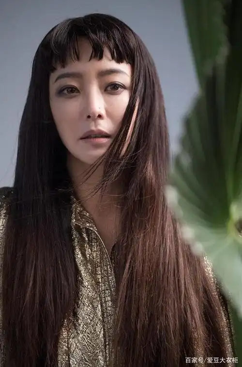 43岁的金喜善剪齐刘海,穿boyfriend风,让帅气与性感并存