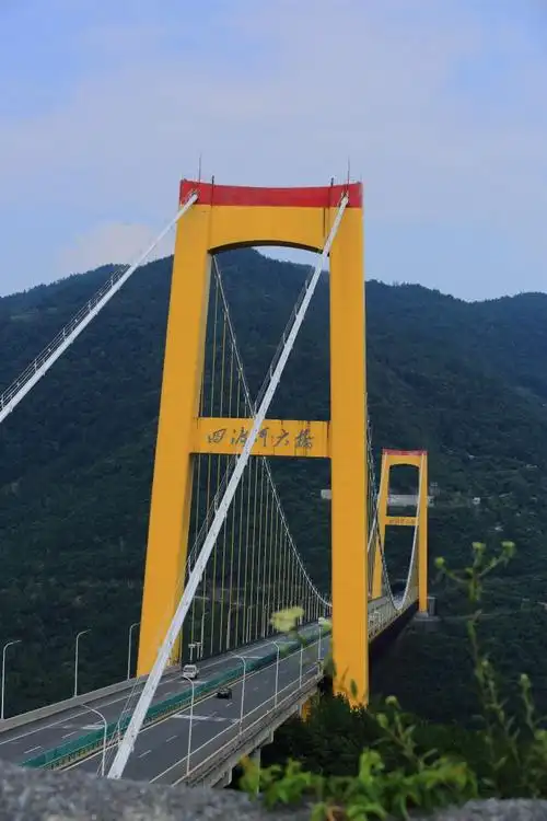 世界第一高钢索桥——四渡河大桥