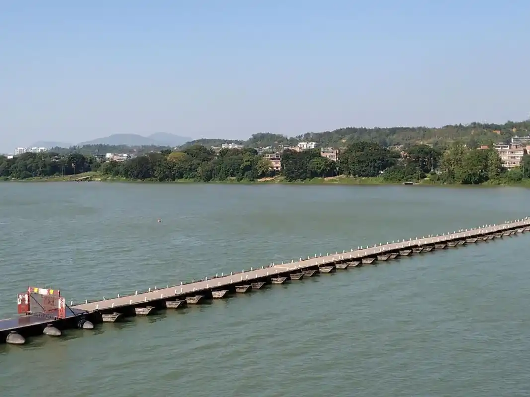 浮桥在贡江中很有特点近建春门用船做的桥墩很长是个文物古迹点很热闹