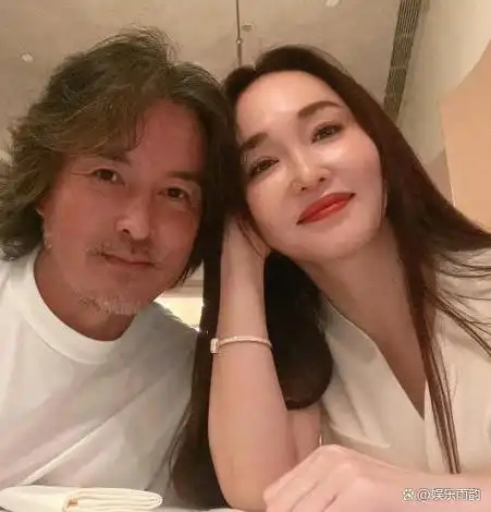 明明年纪差不大看起来却像两代人这4位女星把老公熬成爹