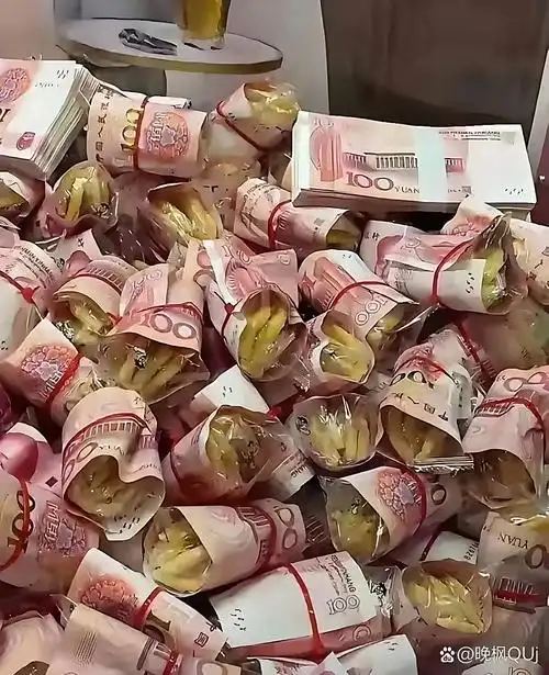 一进超市简直把我惊讶到了 ,超市门口怎么放了一大堆百元大钞呢,走