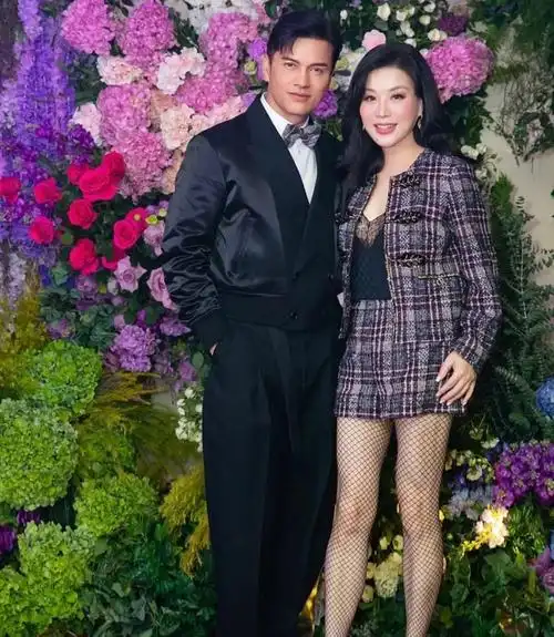 12月17日,吕良伟妻子杨小娟在社交平台上晒出与老公一同现身张玉珊