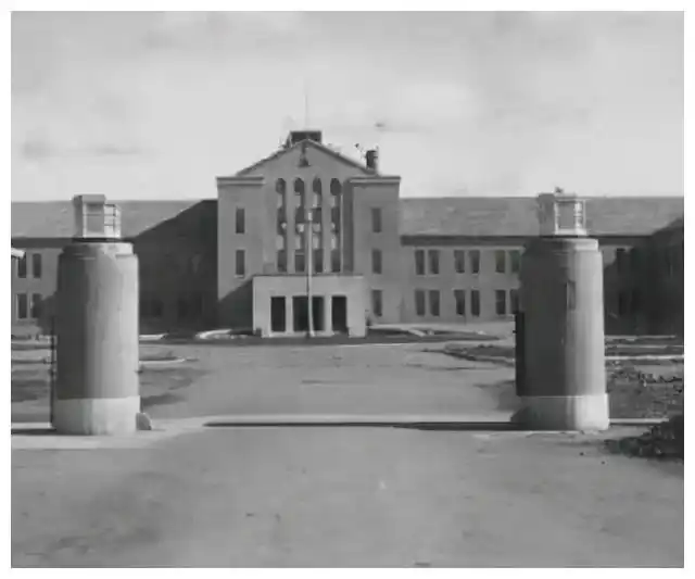 沈阳兵工厂已基本建成,因火灾而被焚毁,现在仅存于老照片中