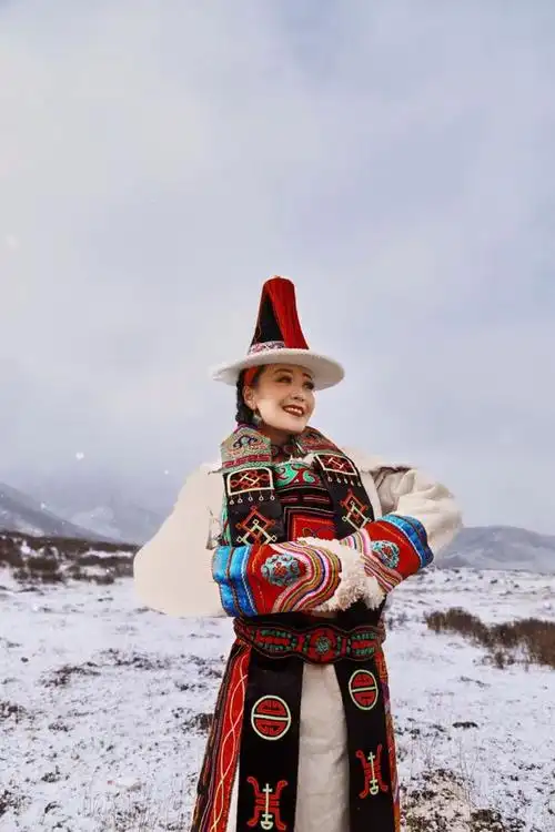 青海省乌兰县:精美的德都蒙古族服饰刺绣