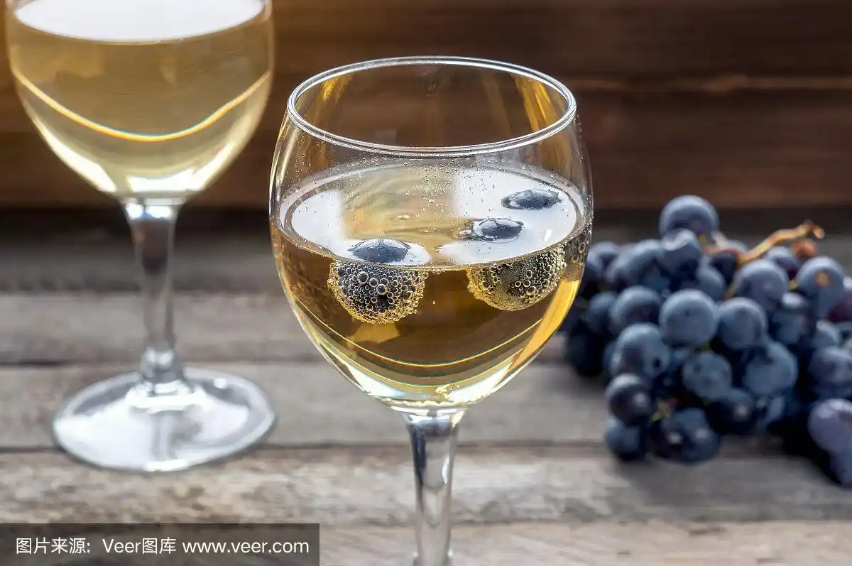 白色的起泡葡萄酒