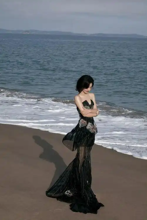 赵丽颖流动里自由,海边大片高级感满满,短发真的好飒,恭喜赵丽颖获奖!