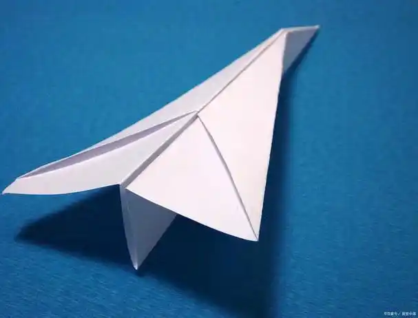 简单纸飞机的折法纸飞机是一种源于英国的成人手工玩具,有着悠久的